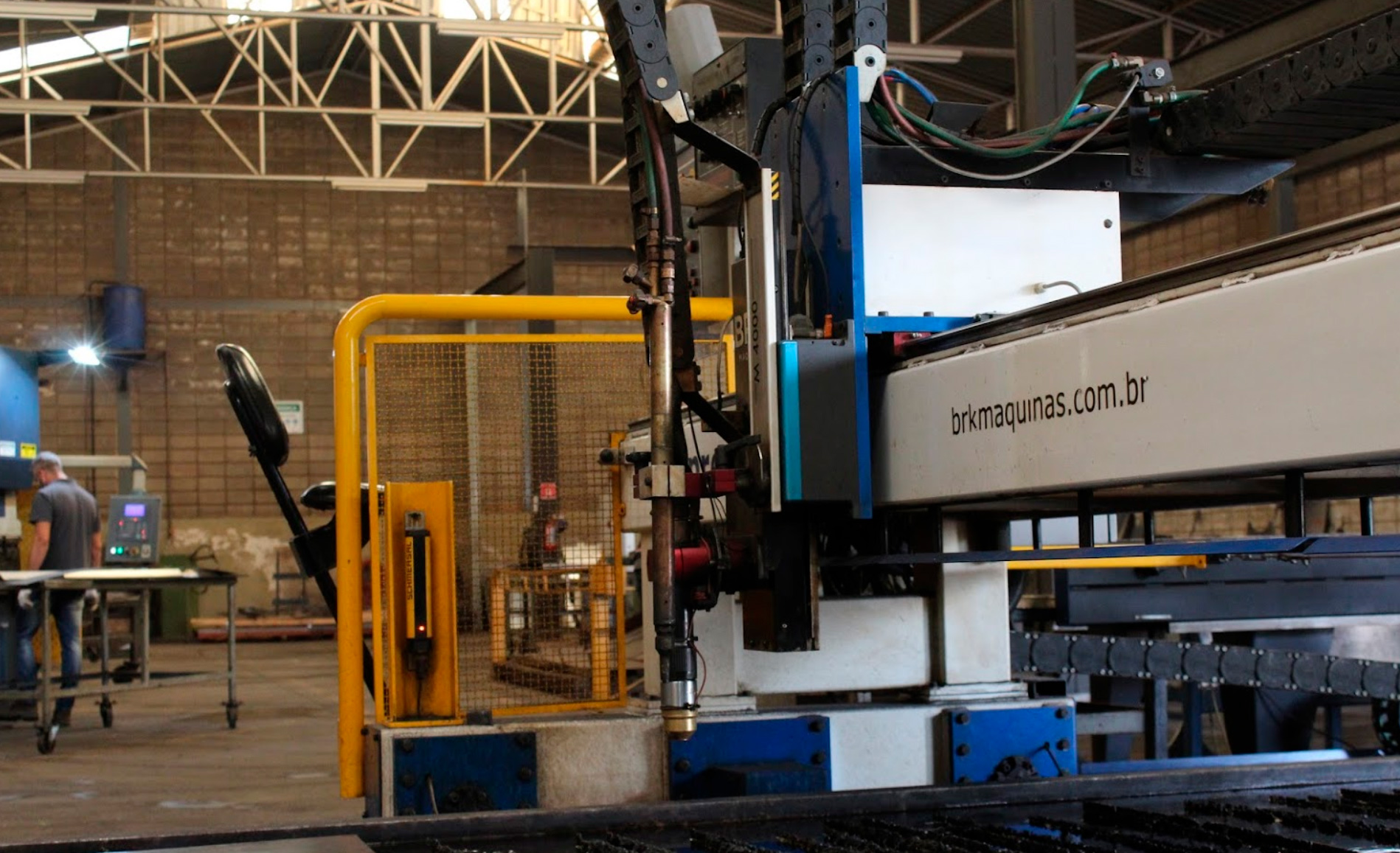Máquina de corte da Perfban na unidade de Bauru